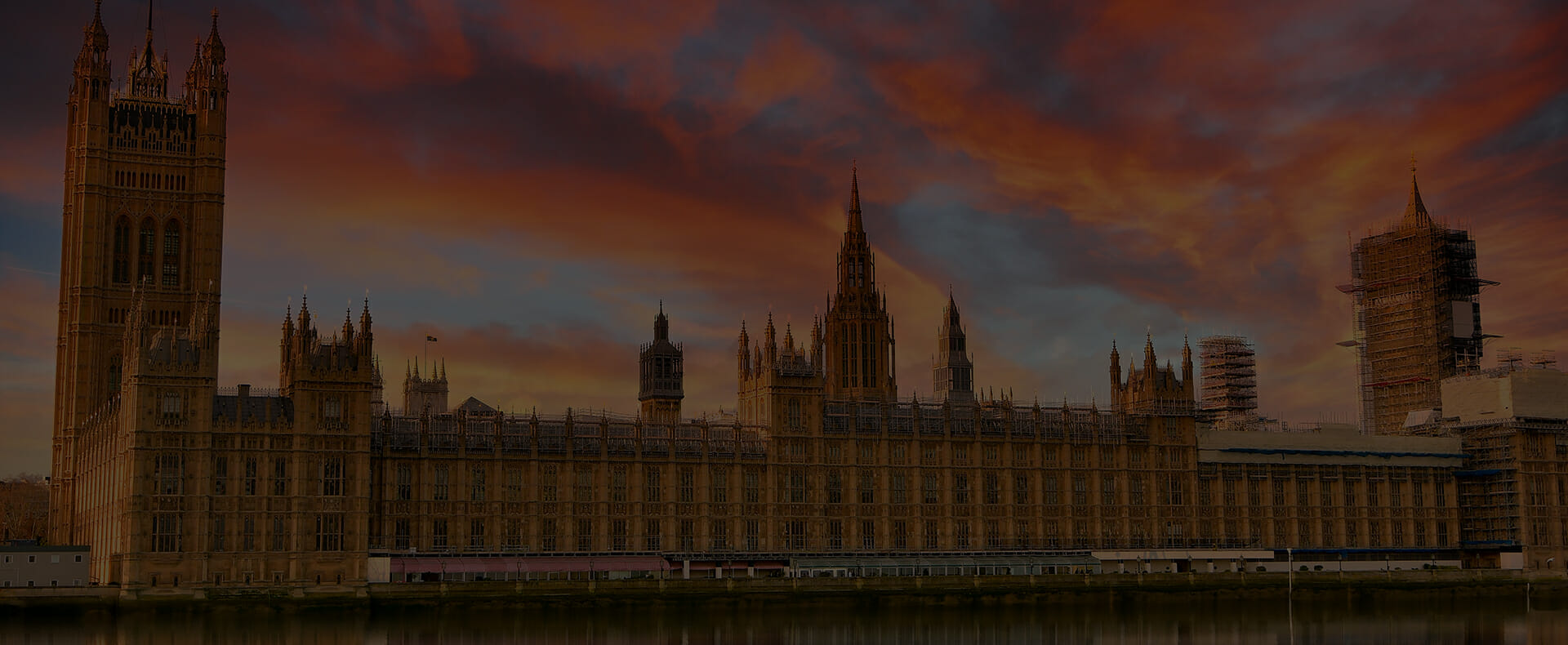 london houses of parliament with red sky and big ben in background