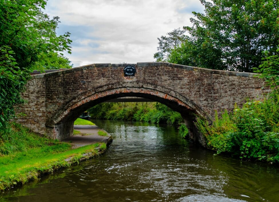 wolverhampton gravelly way bridge over the on the Staffordshire and Worcestershire Canal